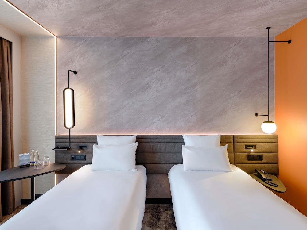 Habitación estándar con 2 camas individuales, 2 camas individuales del hotel Novotel München Airport. Foto 16