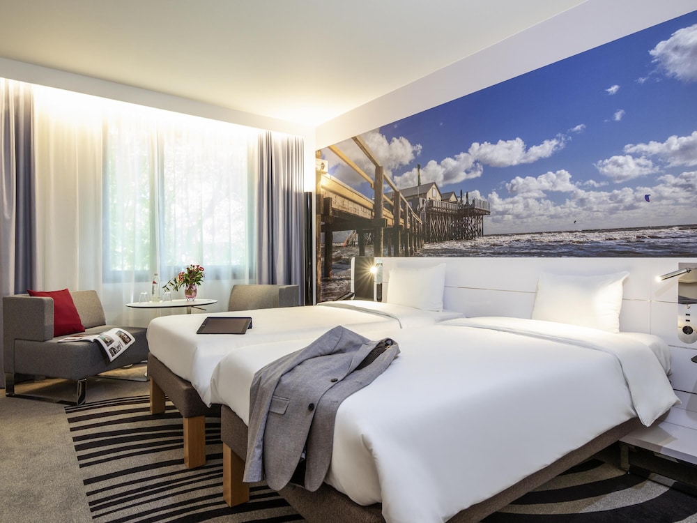 Habitación estándar con 2 camas individuales y un sofá - cama individual del hotel Novotel Hamburg City Alster