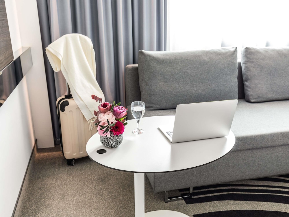Habitación estándar con 2 camas individuales y un sofá - cama individual del hotel Novotel Hamburg City Alster. Foto 1