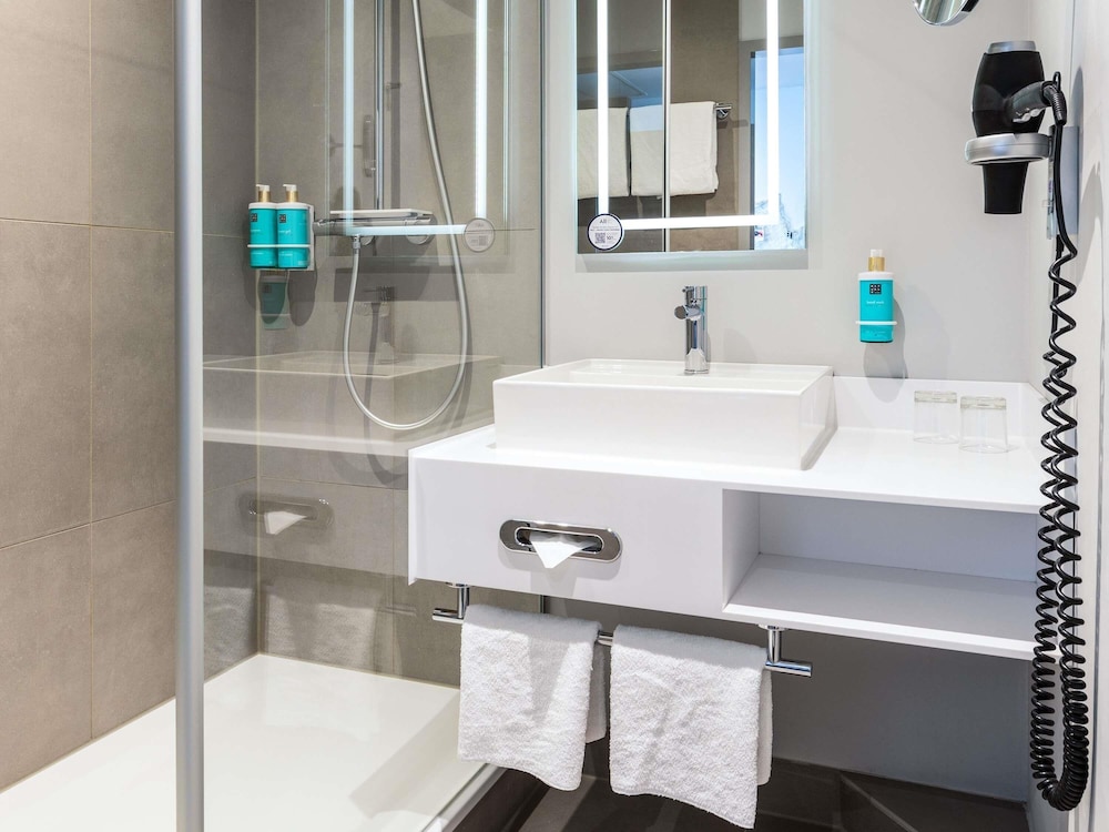 Habitación estándar con 2 camas individuales y un sofá - cama individual del hotel Novotel Hamburg City Alster. Foto 4