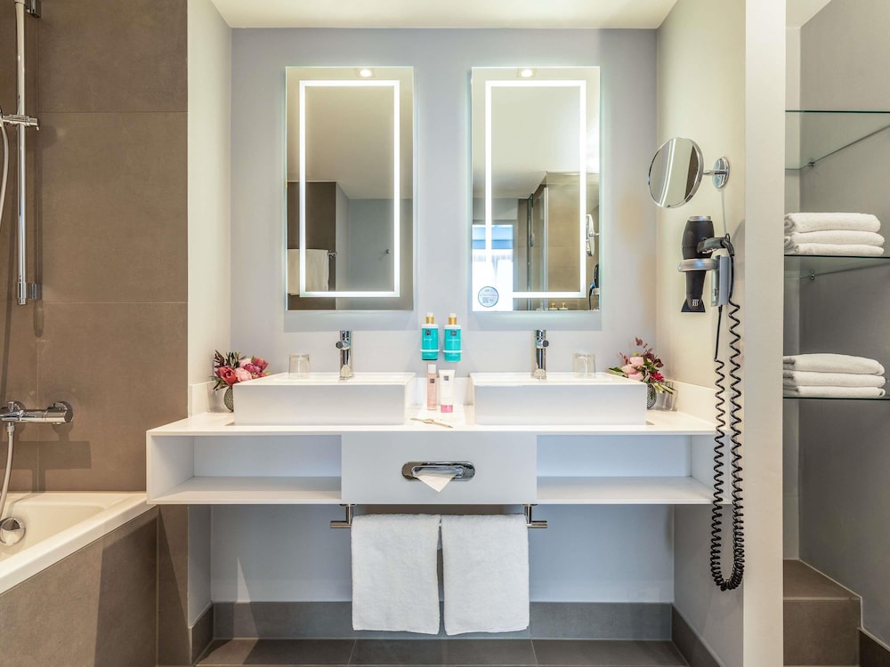 Suite Superior con 1 cama doble y sofá del hotel Novotel Hamburg City Alster