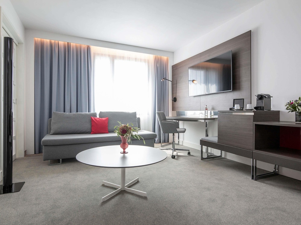 Suite Superior con 1 cama doble y sofá del hotel Novotel Hamburg City Alster. Foto 1
