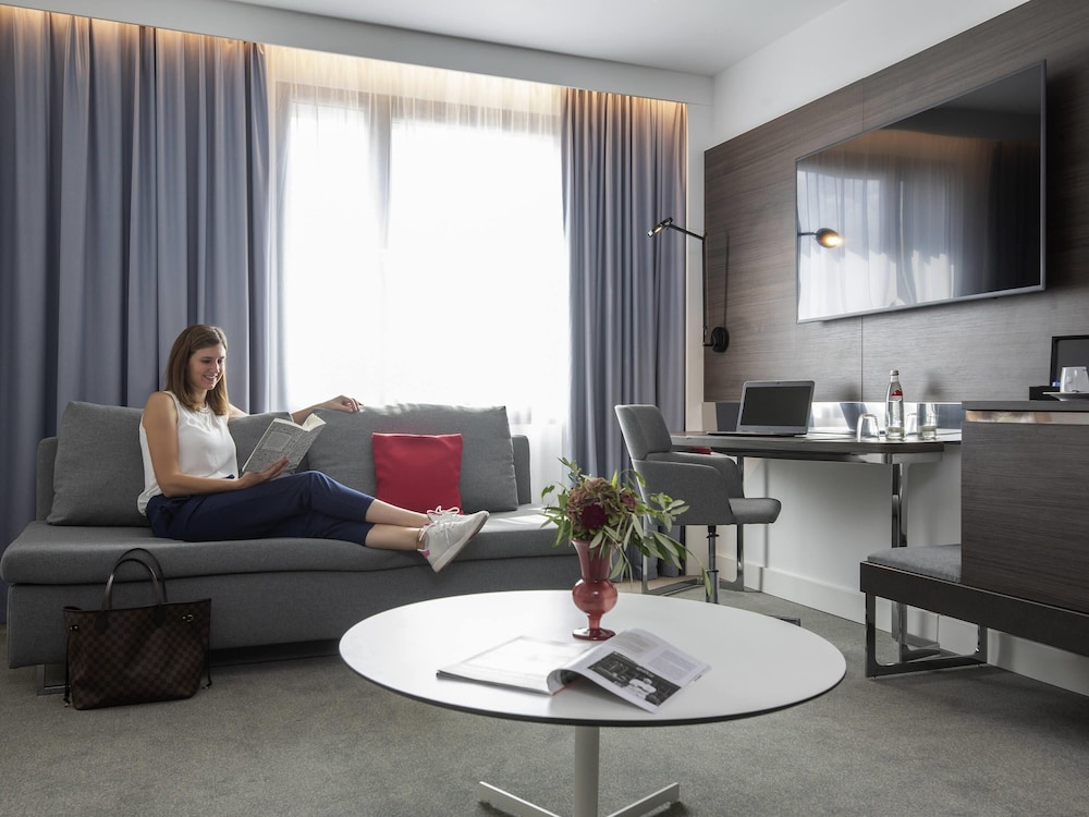 Suite Superior con 1 cama doble y sofá del hotel Novotel Hamburg City Alster. Foto 3