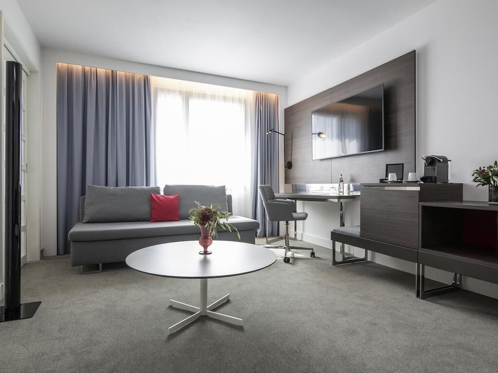 Suite Superior con 1 cama doble y sofá del hotel Novotel Hamburg City Alster. Foto 4
