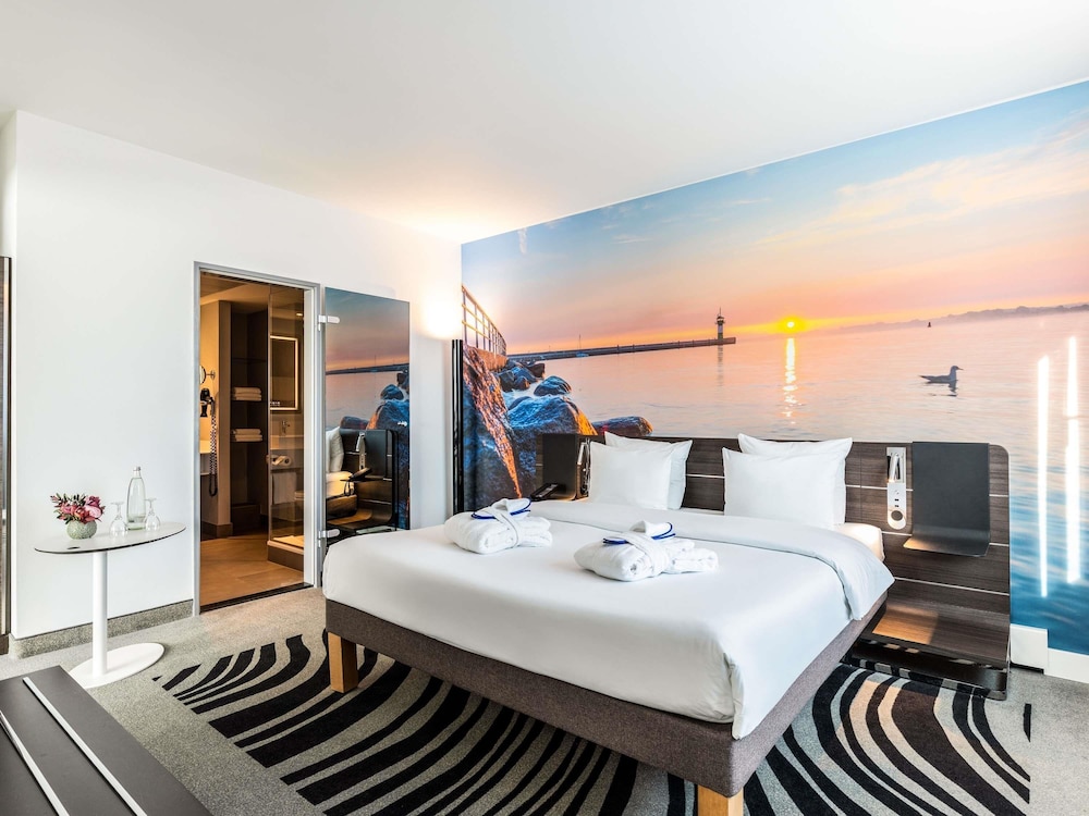 Suite Superior con 1 cama doble y sofá del hotel Novotel Hamburg City Alster. Foto 5