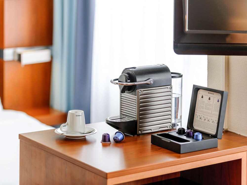 Habitación Ejecutiva con 1 cama queen size y sofá del hotel Novotel Erlangen