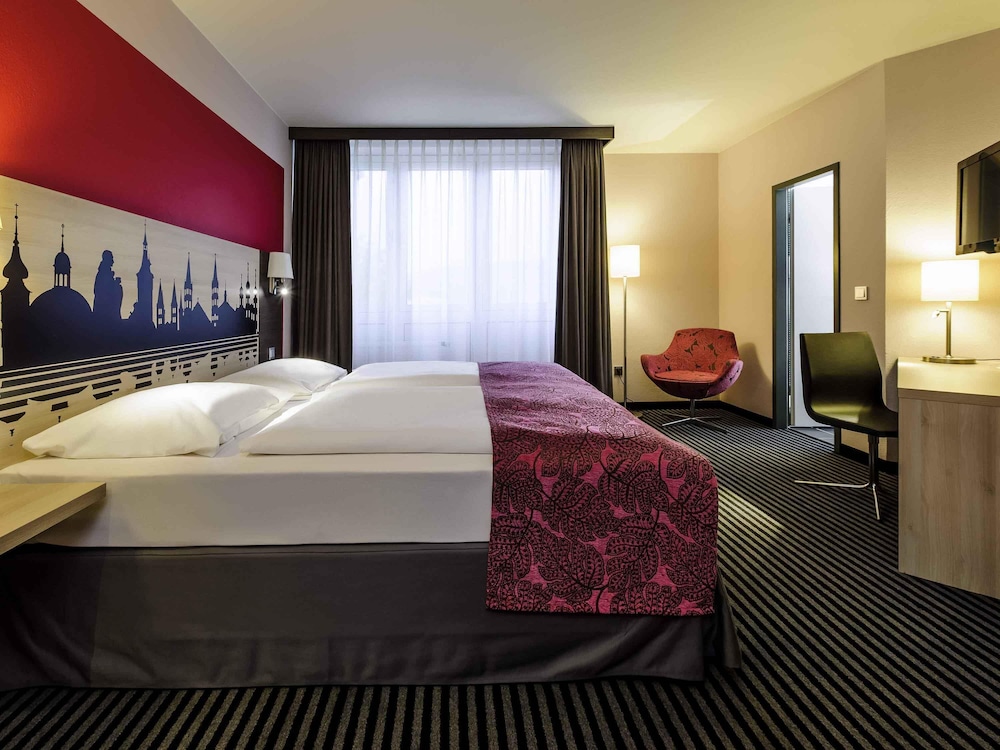 Habitación estándar con dos camas individuales del hotel Mercure Wuerzburg Am Mainufer. Foto 1
