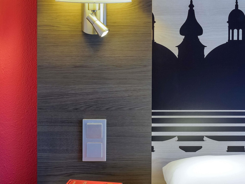 Habitación estándar con dos camas individuales del hotel Mercure Wuerzburg Am Mainufer. Foto 2