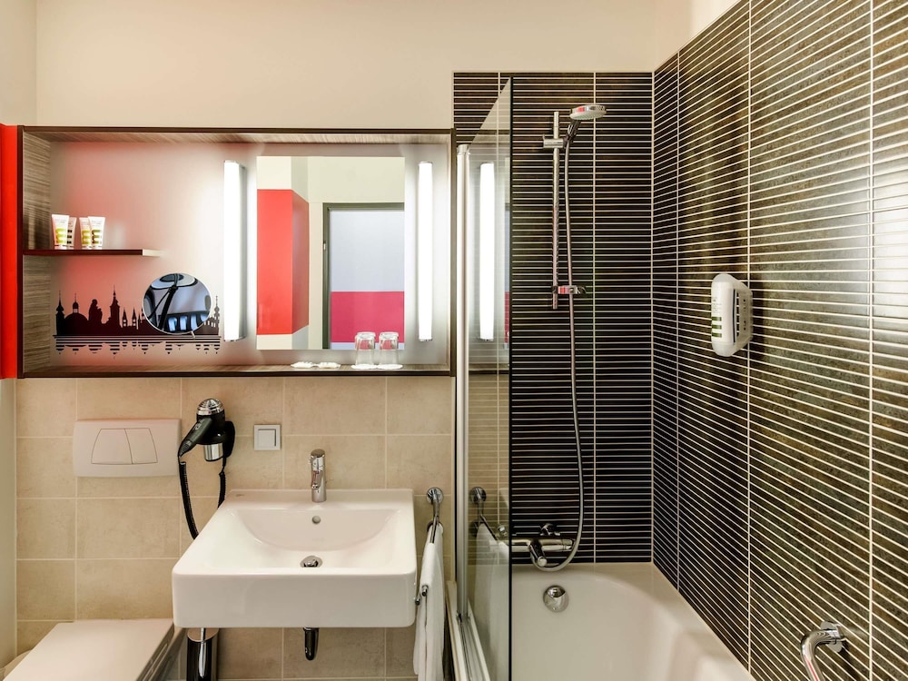 Habitación estándar con dos camas individuales del hotel Mercure Wuerzburg Am Mainufer. Foto 3