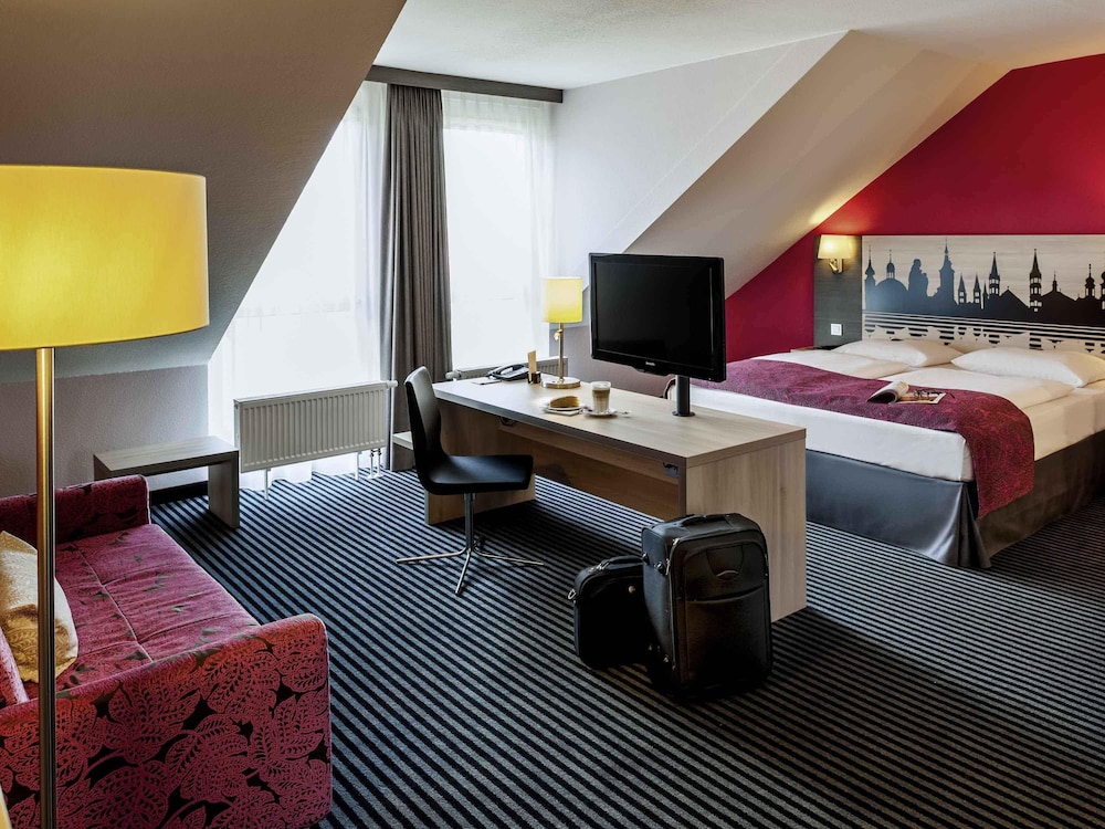 Amplias habitaciones de privilegio equipadas con una cómoda cama doble del hotel Mercure Wuerzburg Am Mainufer. Foto 1