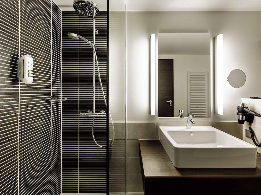 Amplias habitaciones de privilegio equipadas con una cómoda cama doble del hotel Mercure Wuerzburg Am Mainufer. Foto 8
