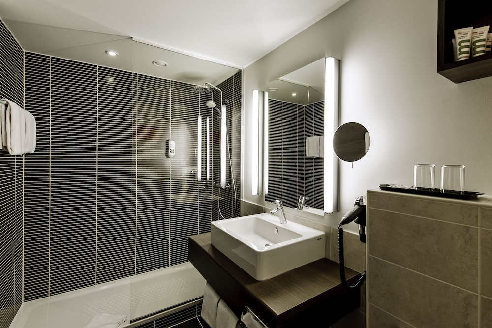 Amplias habitaciones de privilegio equipadas con una cómoda cama doble del hotel Mercure Wuerzburg Am Mainufer. Foto 10
