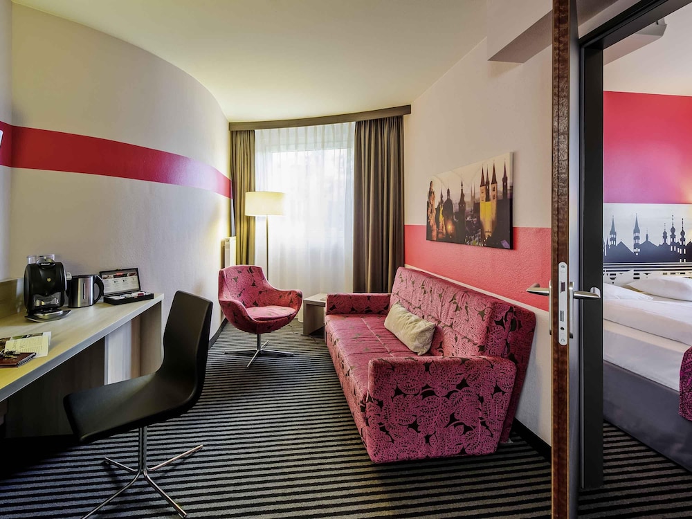 Amplias habitaciones de privilegio equipadas con una cómoda cama doble del hotel Mercure Wuerzburg Am Mainufer. Foto 11