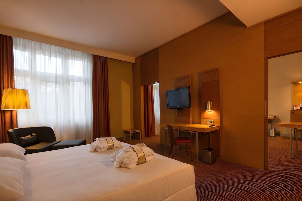 Suite Privilege con cama doble y sofá cama del hotel Mercure Ostrava Center. Foto 3