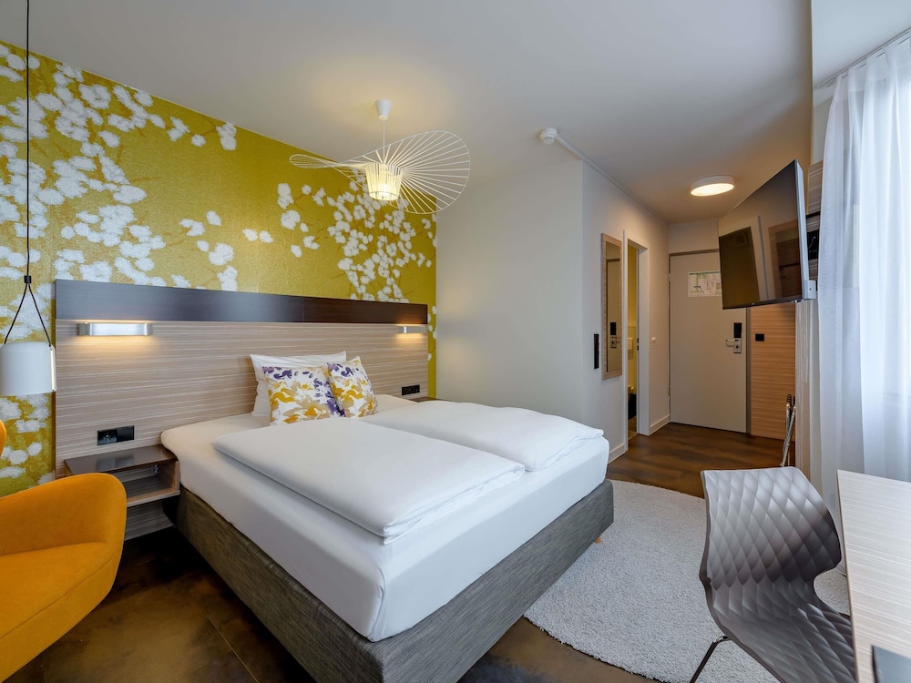 Habitación estándar con cama queen size del hotel Mercure Stuttgart Gerlingen. Foto 7