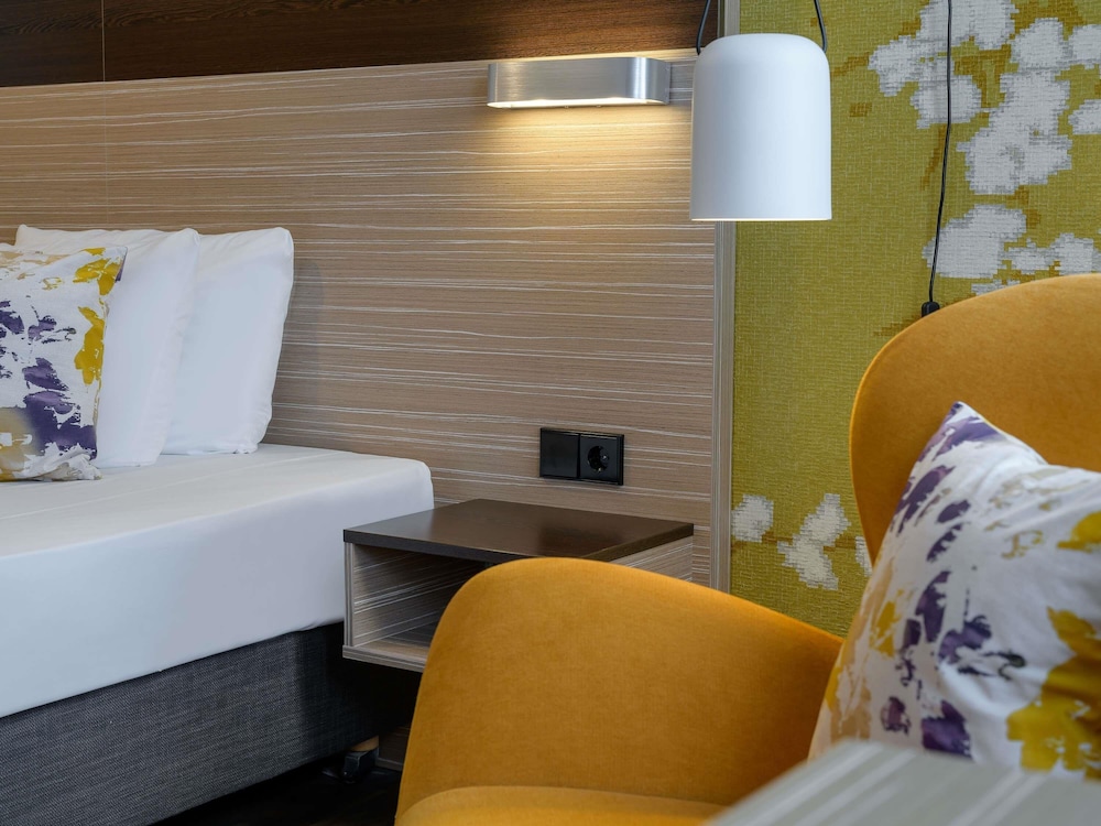 Habitación estándar con cama queen size del hotel Mercure Stuttgart Gerlingen. Foto 9