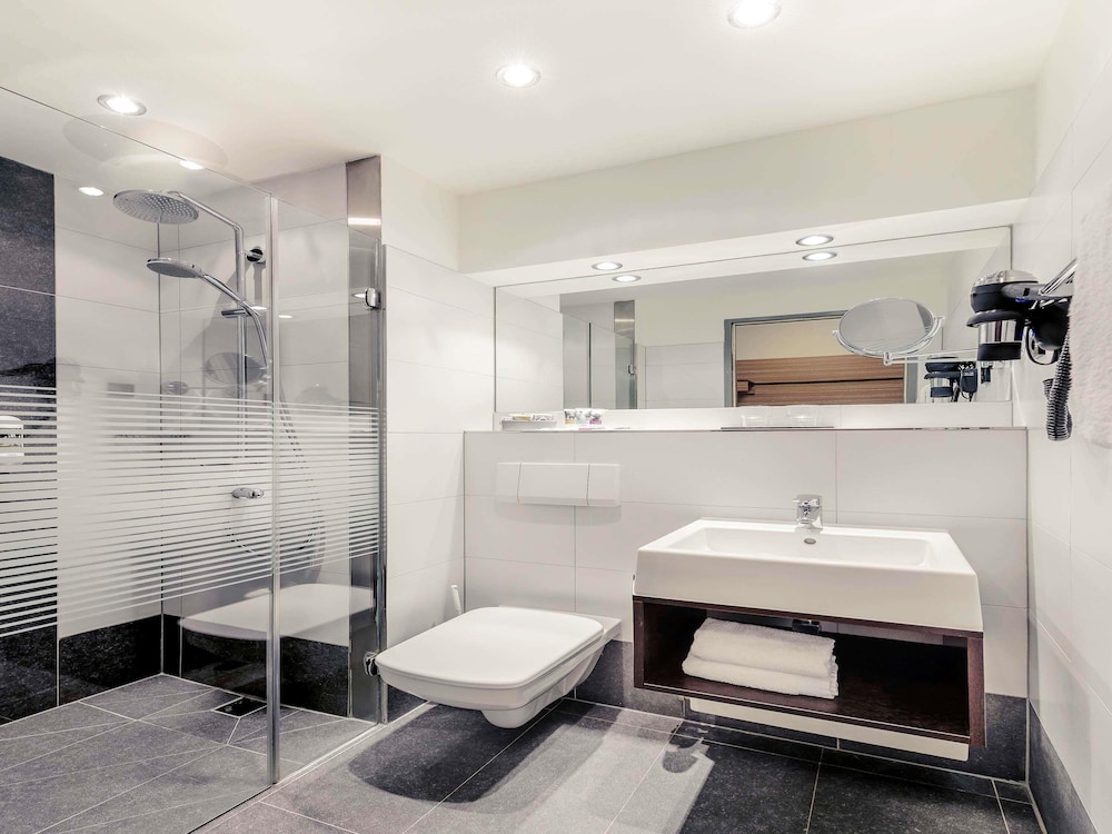 Habitación Doble con cama queen size y sofá del hotel Mercure Stuttgart Gerlingen