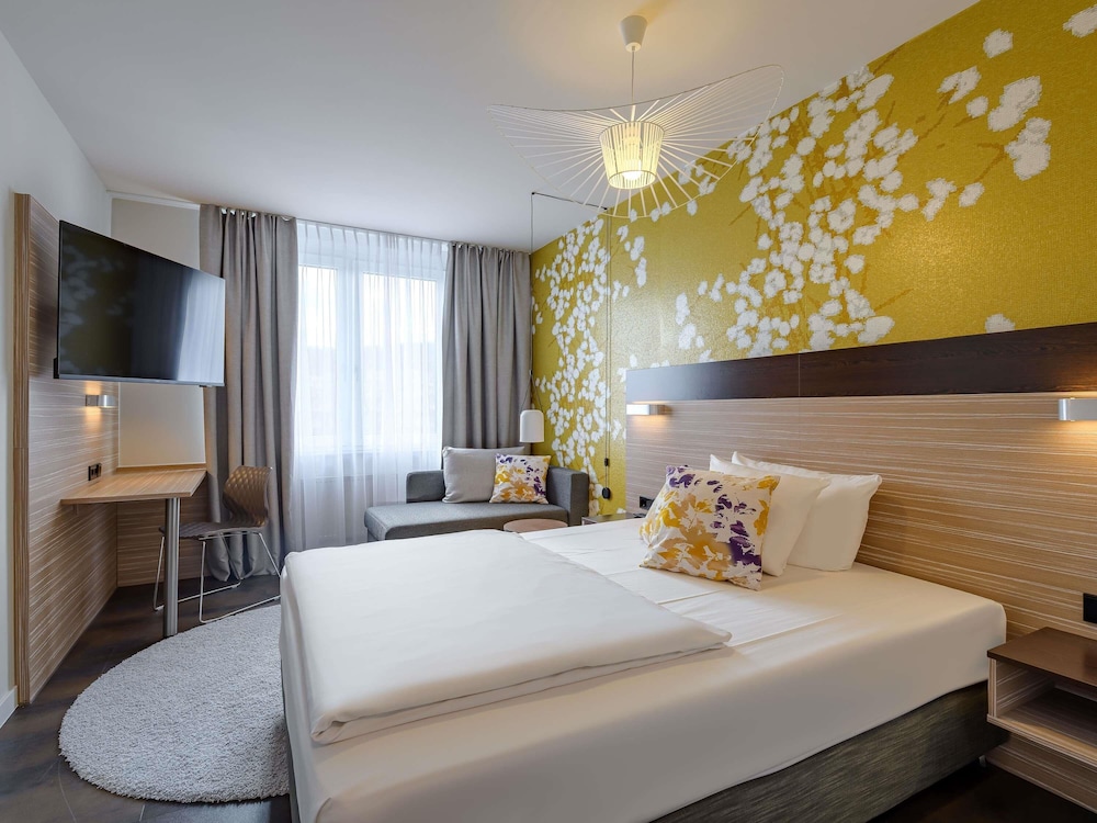 Habitación Doble con cama queen size y sofá del hotel Mercure Stuttgart Gerlingen. Foto 5