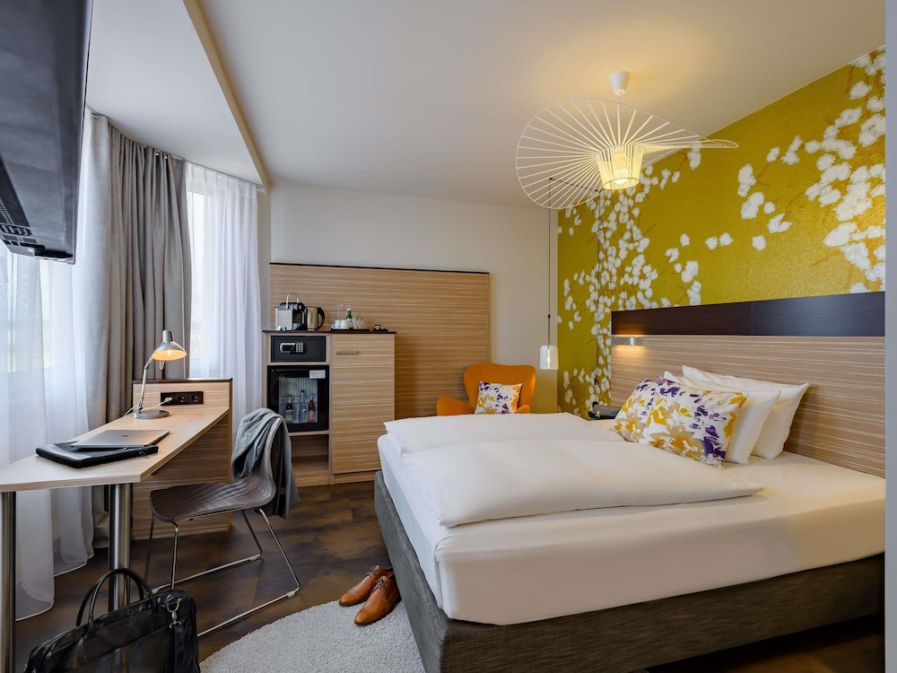 Habitación Privilege con 1 cama queen size del hotel Mercure Stuttgart Gerlingen. Foto 4