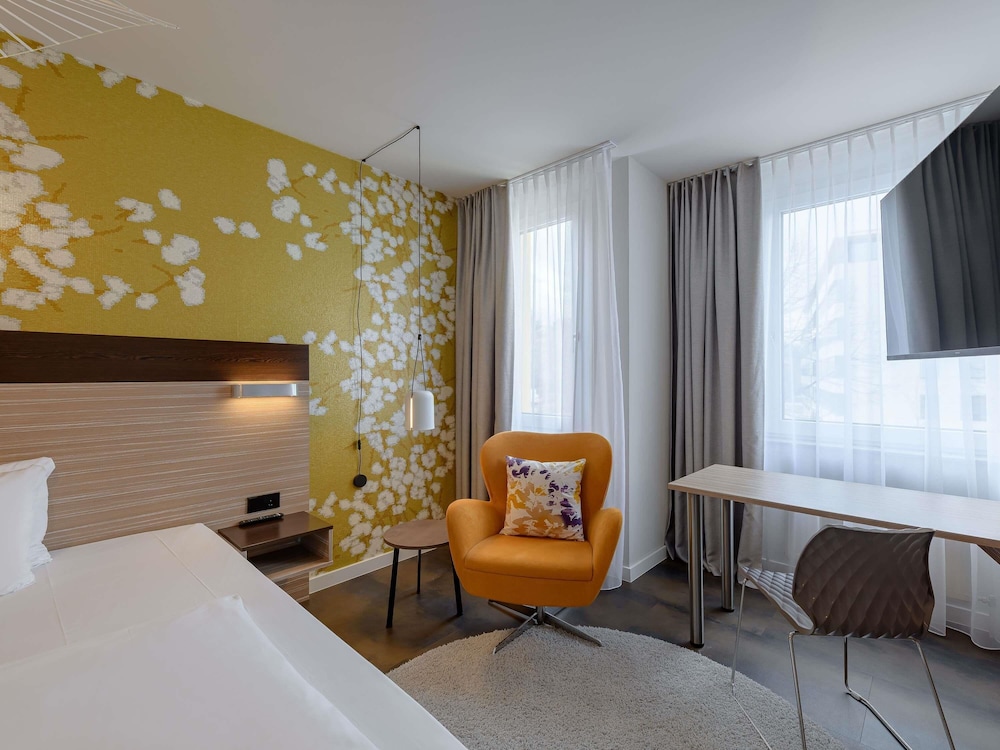 Habitación estándar con cama queen size del hotel Mercure Stuttgart Gerlingen. Foto 9