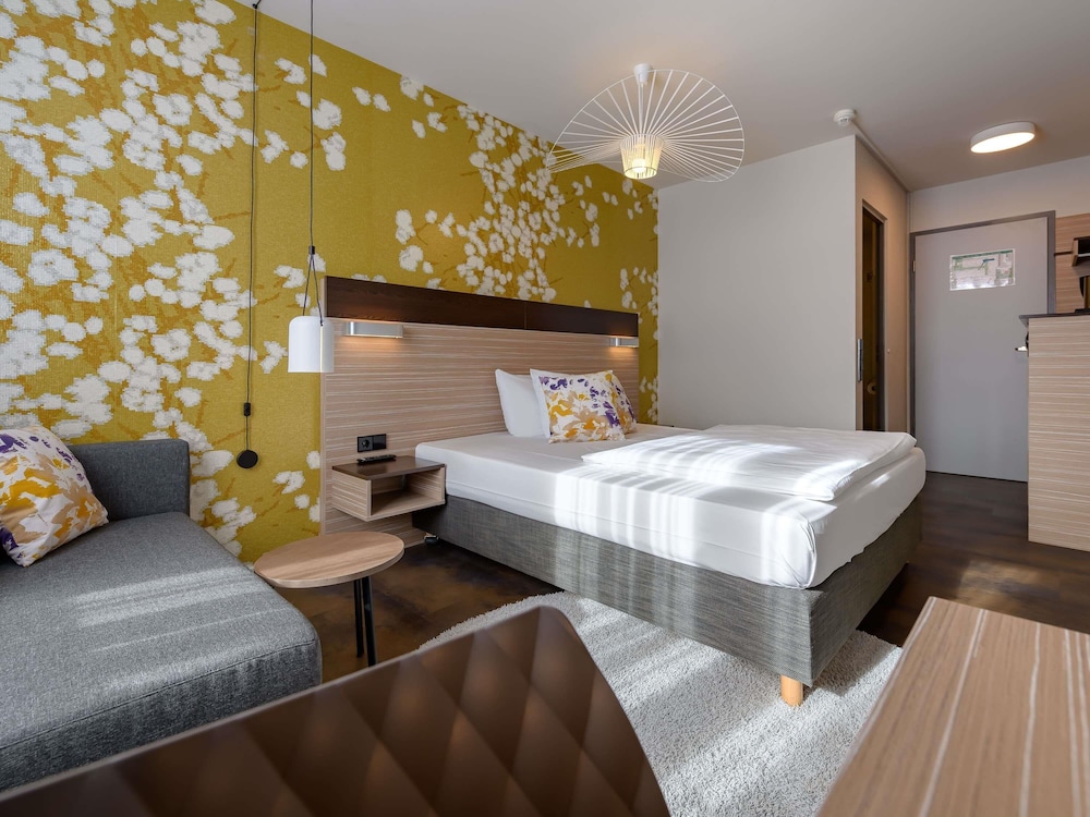 Habitación Doble con cama queen size y sofá del hotel Mercure Stuttgart Gerlingen. Foto 2