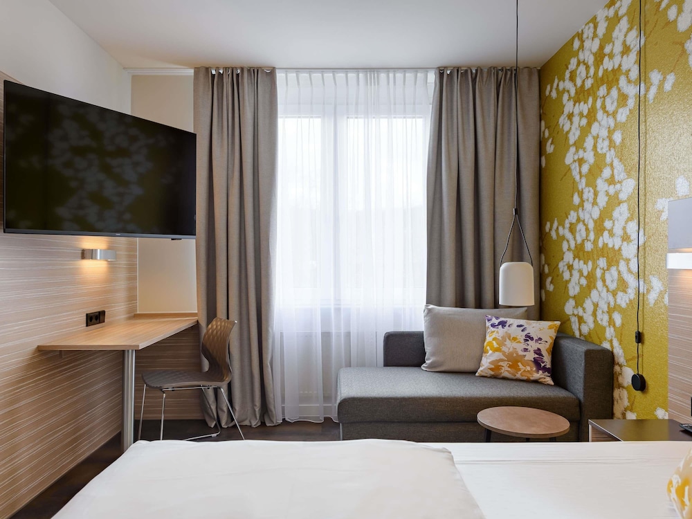 Habitación Doble con cama queen size y sofá del hotel Mercure Stuttgart Gerlingen. Foto 3