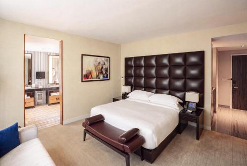 Habitación con cama extragrande con vistas a Hudson Square del hotel The Dominick. Foto 1