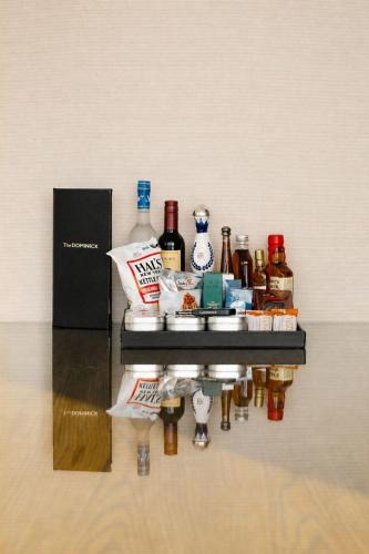 Habitación con cama extragrande con vistas a Hudson Square del hotel The Dominick. Foto 5