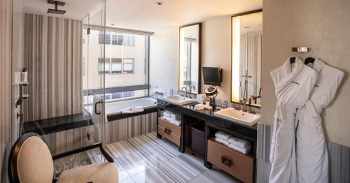 Suite de 1 dormitorio con vistas a Hudson Square del hotel The Dominick. Foto 2