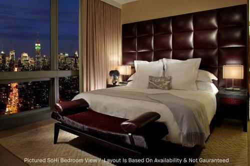 Habitación con cama extragrande y vistas al perfil urbano del hotel The Dominick. Foto 4