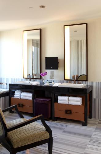 Suite de 1 dormitorio con vistas a Hudson Square del hotel The Dominick. Foto 2