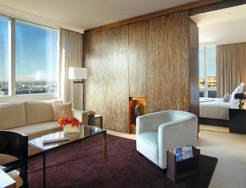Suite de 1 dormitorio con vistas a Hudson Square del hotel The Dominick. Foto 7