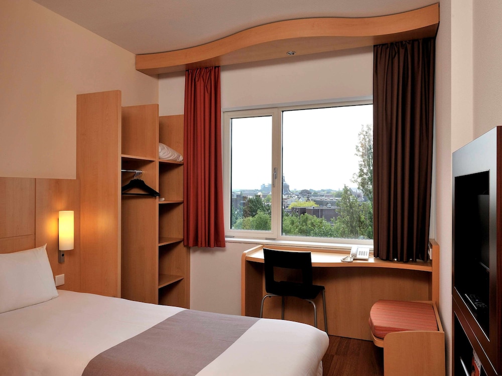 Habitación con 2 camas individuales equipadas con la nueva ropa de cama del hotel Ibis Leiden Centre. Foto 3