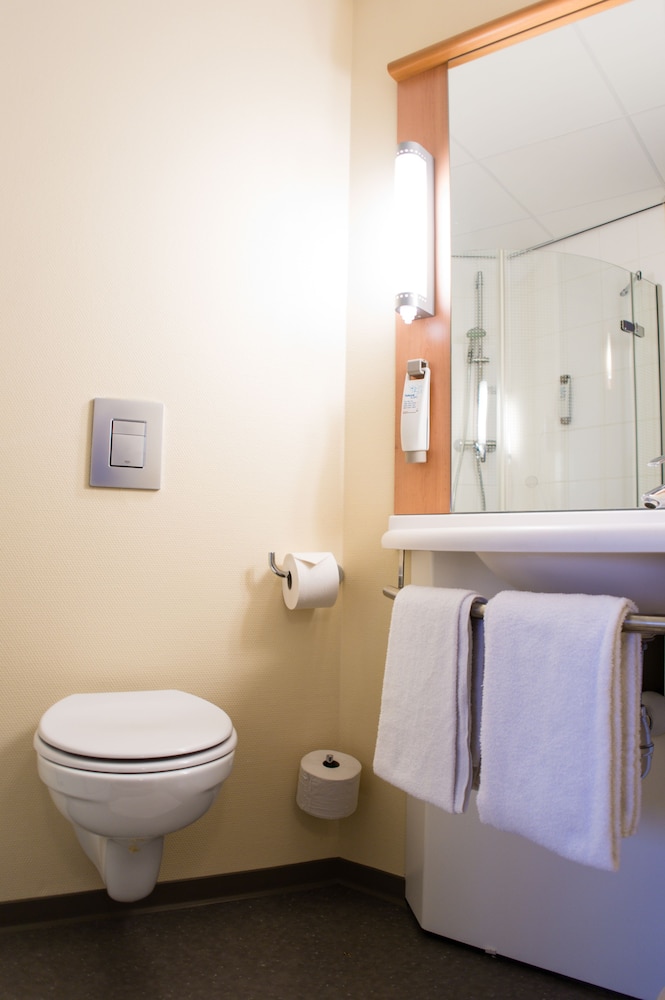Habitación con 2 camas individuales equipadas con la nueva ropa de cama del hotel Ibis Leiden Centre. Foto 6