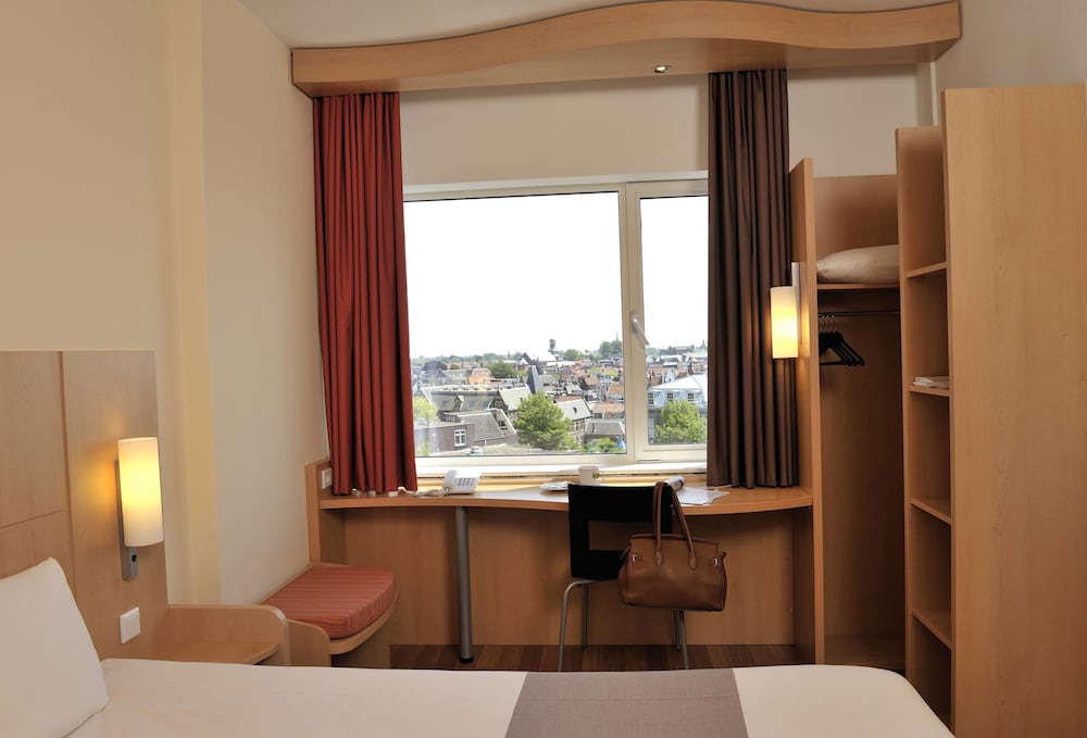 Habitación para una persona equipada con la nueva cama ibis del hotel Ibis Leiden Centre. Foto 1