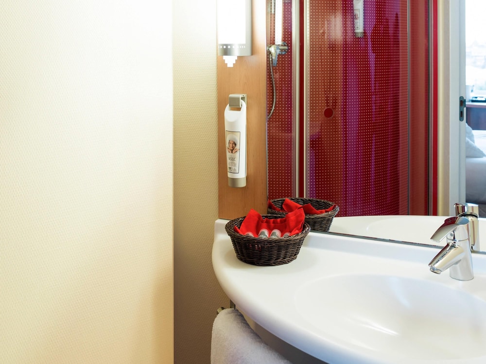 Habitación para una persona equipada con la nueva cama ibis del hotel Ibis Leiden Centre. Foto 7