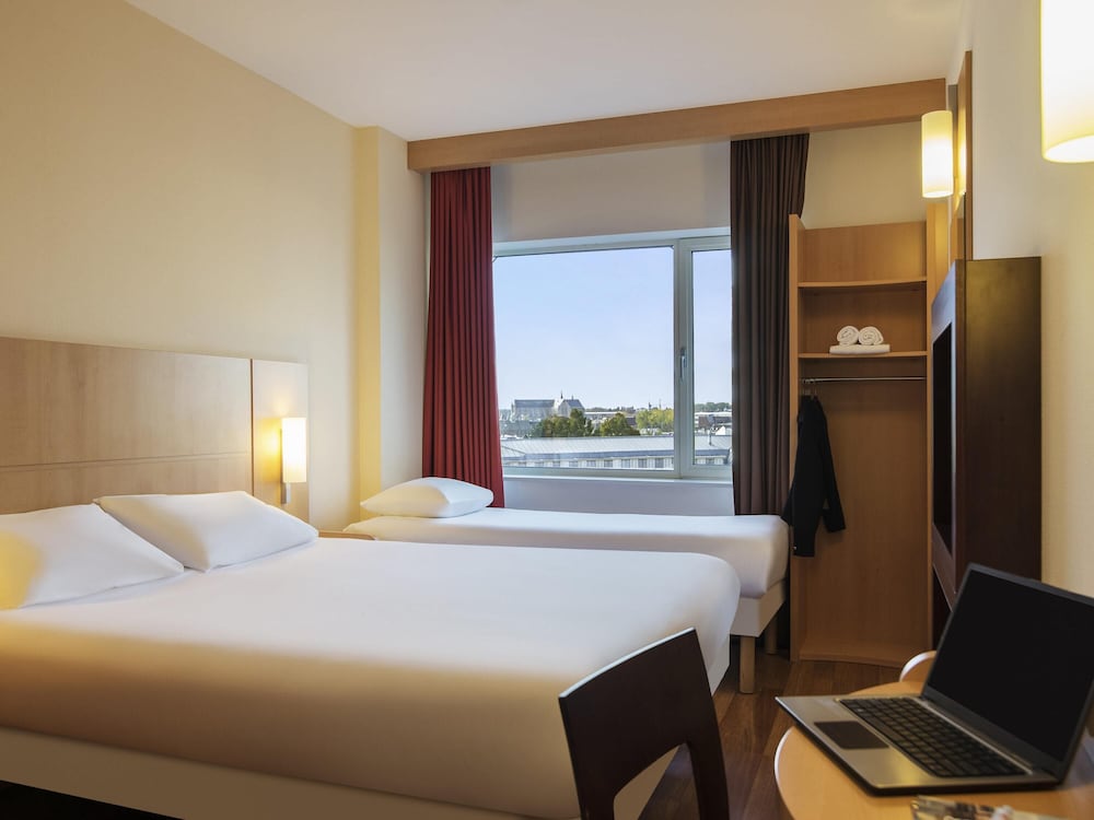 Habitación con la nueva cama doble ibis y una cama adicional ibis del hotel Ibis Leiden Centre