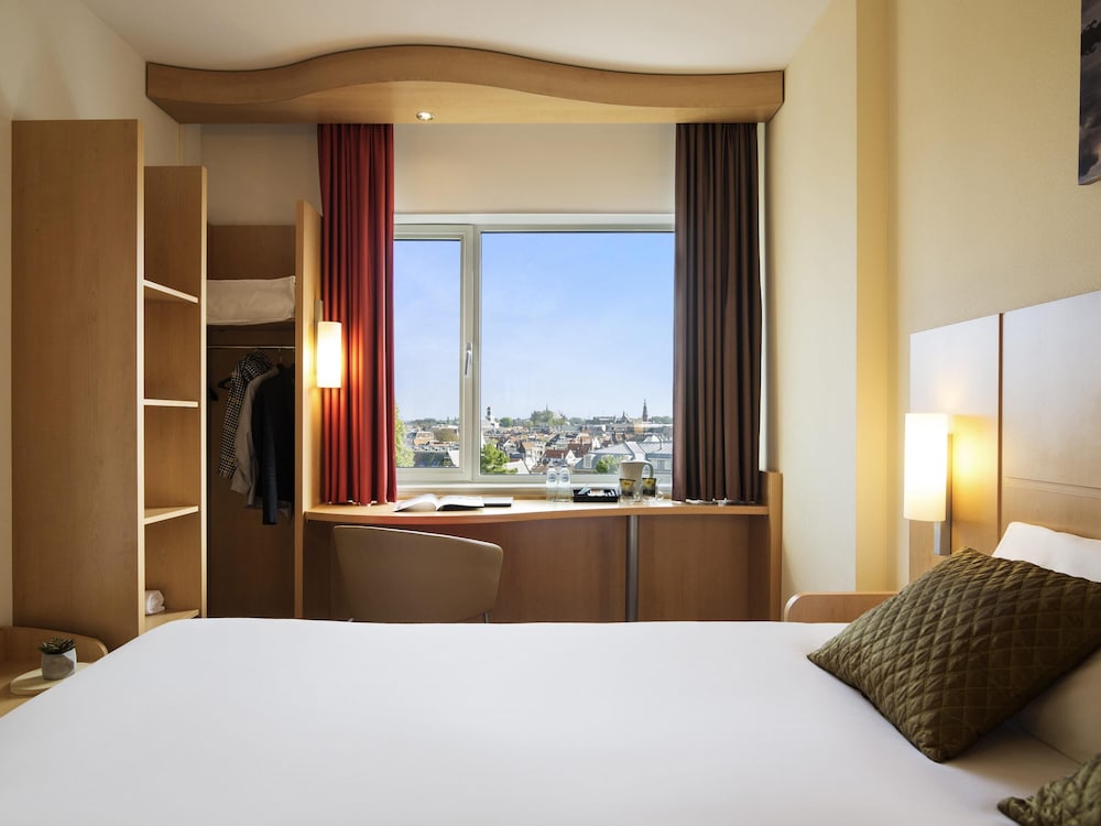 Habitación Premium con vistas a la ciudad y una cama doble Sweet de ibis del hotel Ibis Leiden Centre