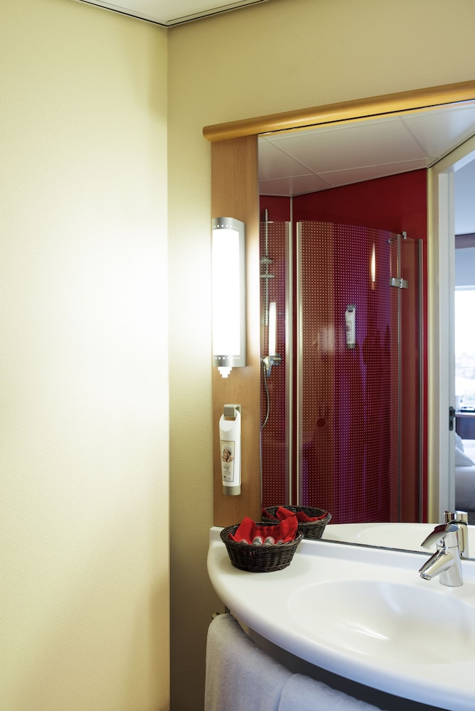 Habitación Premium con vistas a la ciudad y una cama doble Sweet de ibis del hotel Ibis Leiden Centre. Foto 4