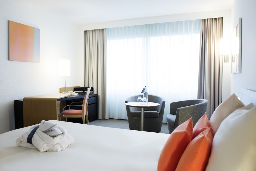 Habitación Executive con una cama doble del hotel Novotel Rotterdam Schiedam. Foto 1