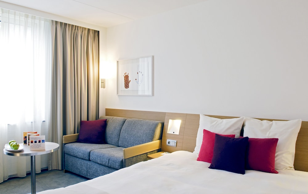 Habitación de categoría superior con una cama doble y un sofá cama del hotel Novotel Rotterdam Schiedam. Foto 1