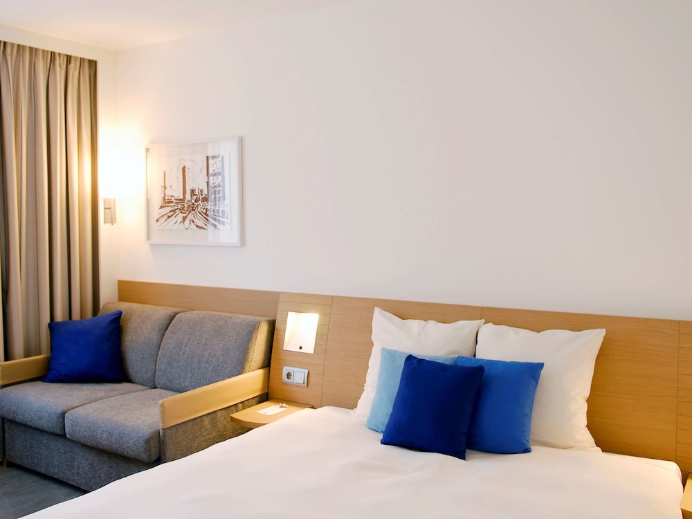 Habitación de categoría superior con una cama doble y un sofá cama del hotel Novotel Rotterdam Schiedam. Foto 2