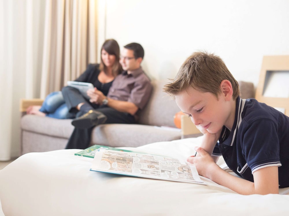 Habitación de categoría superior con 3 camas individuales del hotel Novotel Rotterdam Schiedam. Foto 1