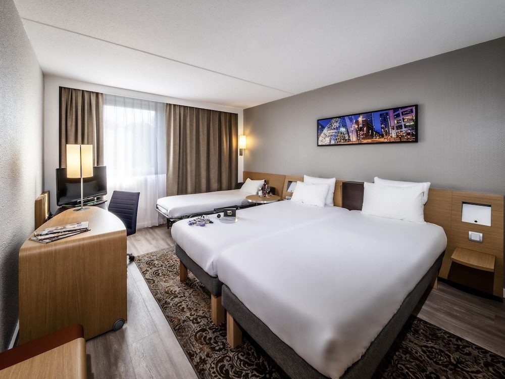 Habitación de categoría superior con 3 camas individuales del hotel Novotel Rotterdam Schiedam. Foto 2