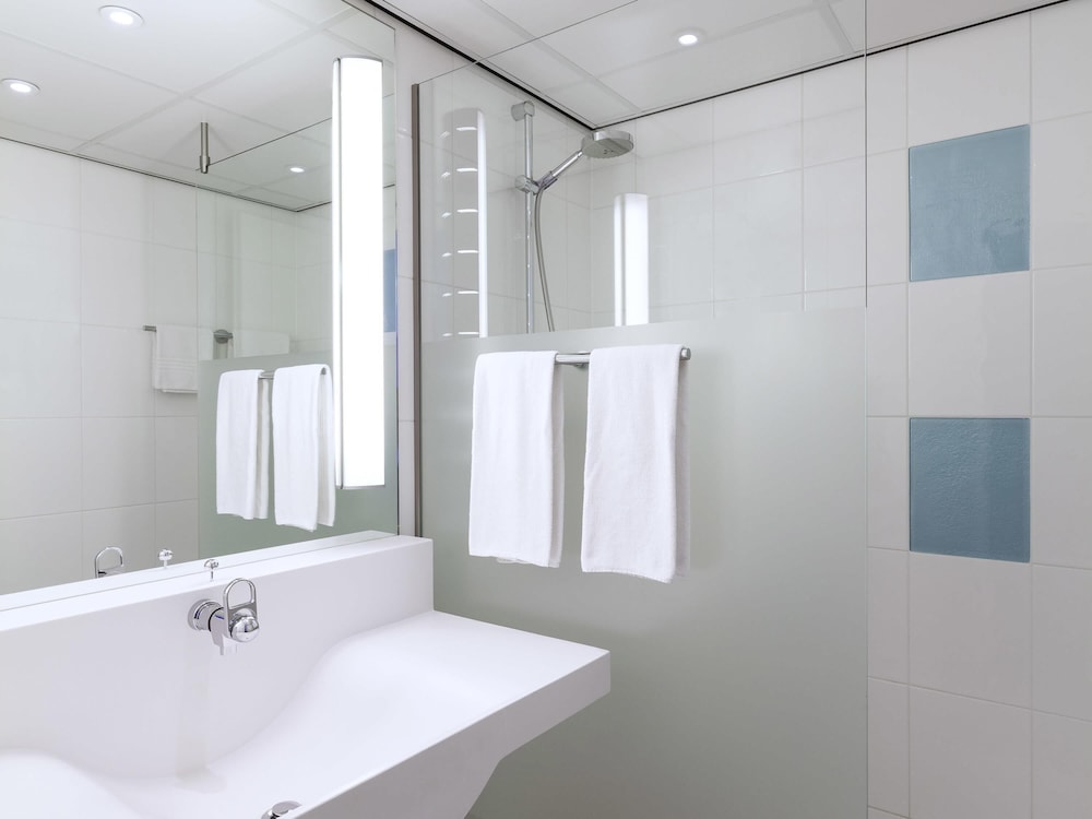 Habitación de categoría superior con 3 camas individuales del hotel Novotel Rotterdam Schiedam. Foto 3