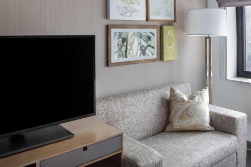 Estudio con vistas a la ciudad - Cama extragrande del hotel Element New York Times Square West. Foto 1