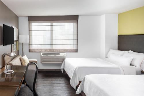 Habitación - 2 camas dobles del hotel Element New York Times Square West. Foto 1