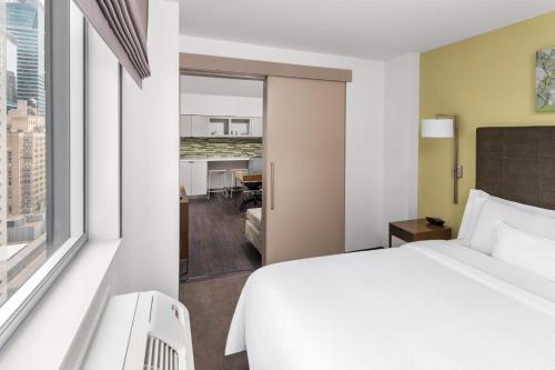 Suite Junior de 1 dormitorio con vistas a la ciudad - Cama extragrande del hotel Element New York Times Square West. Foto 1