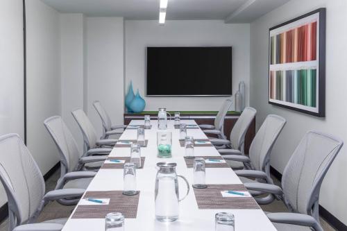 Suite Junior de 1 dormitorio con vistas a la ciudad - Cama extragrande del hotel Element New York Times Square West. Foto 6