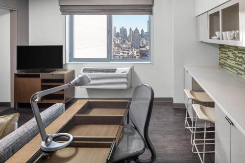 Suite Junior de 1 dormitorio - Cama extragrande del hotel Element New York Times Square West. Foto 1